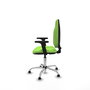 Chaise de bureau Algarra avec mécanisme Contact permanent de base, rembourrée de tissu couleur Pistache. Équipée d'une base chromée, d'accoudoirs 2D et de butées
