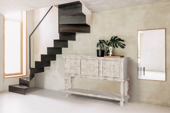 GINER Y COLOMER Console en Bois de Mango Blanc Décaper 3 Portes Sculptées Main avec Étagère Inférieure et Pieds Tournés - 148x44x103 cm