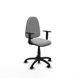 Chaise de bureau Aýna avec mécanisme de contact permanent de base, rembourrée en simili cuir gris clair. Équipée d'une base en polyamide noir, d'accoudoirs 1D et de roulettes en nylon de 50 mm.