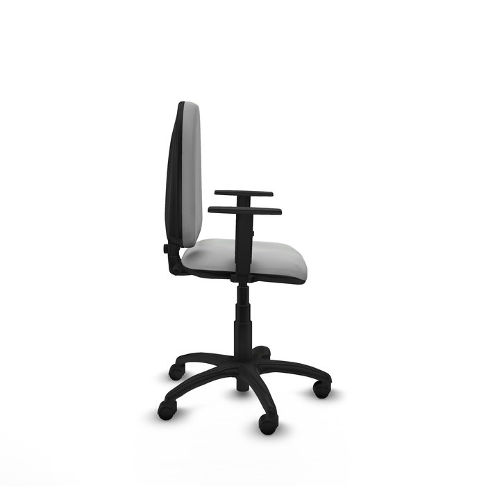 Chaise de bureau Aýna avec mécanisme de contact permanent de base, rembourrée en simili cuir gris clair. Équipée d'une base en polyamide noir, d'accoudoirs 1D et de roulettes en nylon de 50 mm.
