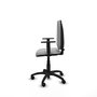 Chaise de bureau Aýna avec mécanisme de contact permanent de base, rembourrée en simili cuir gris clair. Équipée d'une base en polyamide noir, d'accoudoirs 1D et de roulettes en nylon de 50 mm.