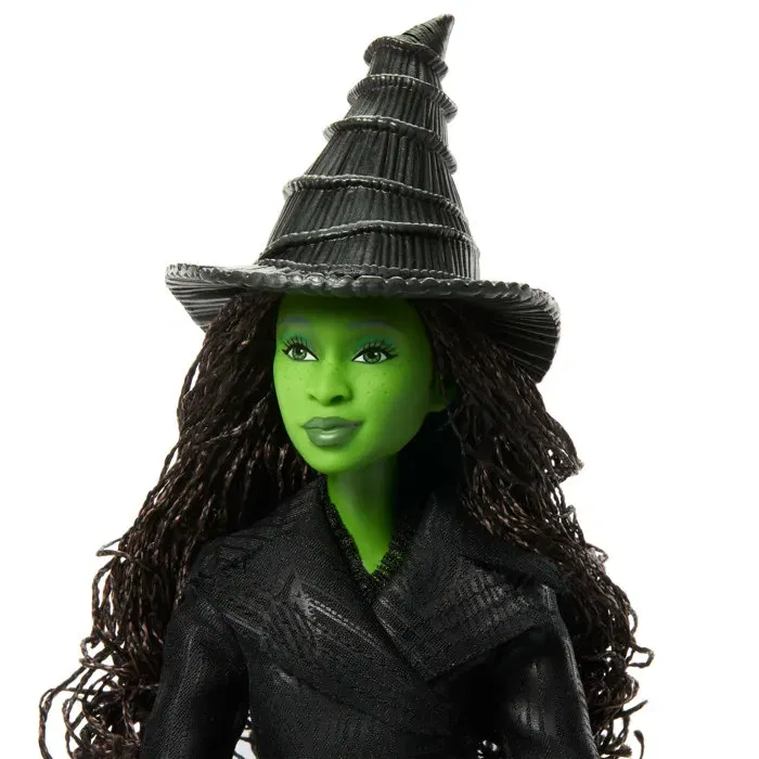 Wicked JFM12 - Poupée Deluxe Elphaba Thrillifying de 29 cm avec cape, balai et Grimmerie - Figurine collection de film Wicked - Jouet enfant 6 ans et plus