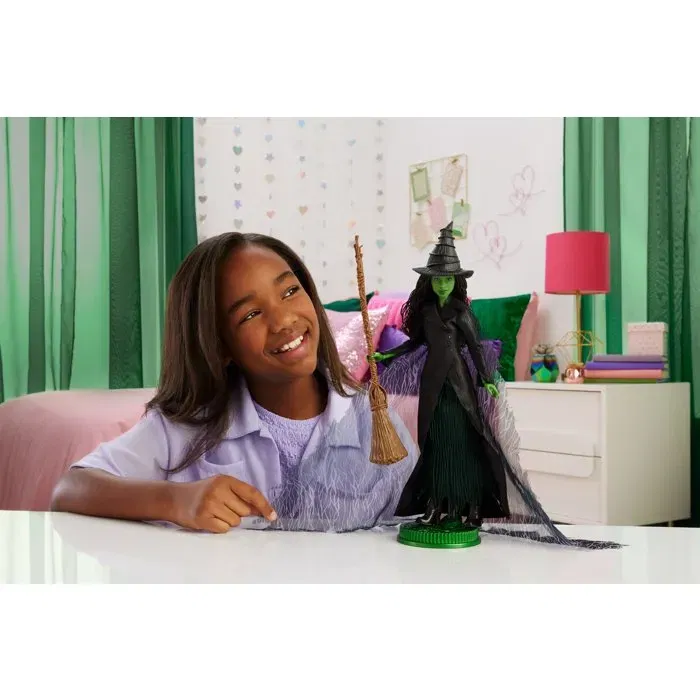 Wicked JFM12 - Poupée Deluxe Elphaba Thrillifying de 29 cm avec cape, balai et Grimmerie - Figurine collection de film Wicked - Jouet enfant 6 ans et plus
