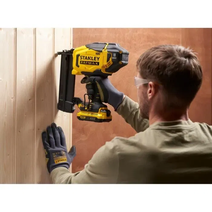 Stanley Fatmax - Cloueur de finition sans fil 18V SFMCN618B-XJ - Pour clous de 16 à 50 mm - Jusqu'à 425 clous par charge - Ergonomique avec éclairage LED