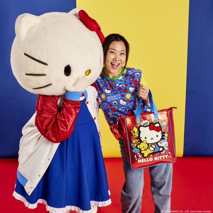 LOUNGEFLY Sac à dos Hello Kitty 50th Anniversary avec monedero extraíble, 27.5x32.5x10cm, herrajes dorados, correa ajustable et forro a juego