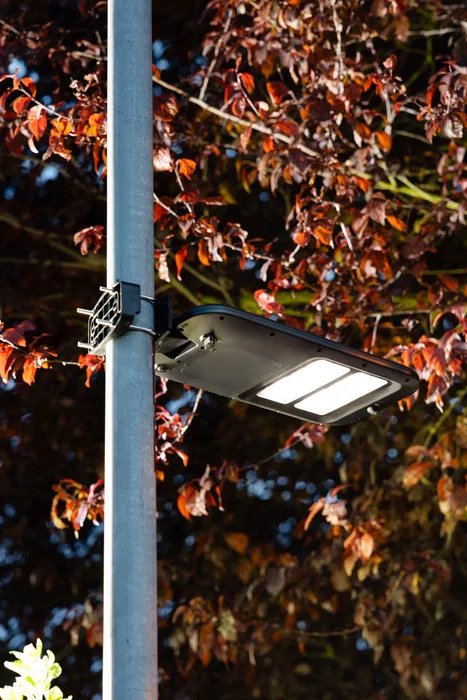 Galix G2614 - Tête de lampadaire solaire 2000 lumens avec détecteur de présence, IP65, télécommande, batterie LiFePO4, angle 135° Galix G2614 - Tête de lampadaire solaire 2000 lumens avec détecteur de présence, IP65, télécommande, batterie LiFePO4, angle 135°