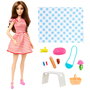 Barbie Poupée Pink Passport Paris Hwh99 Mattel - Ensemble Picnic avec Accessoires (Ceste, Fleurs, Croissant, Baguette) - Pour Enfants dès 3 ans