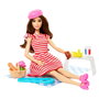 Barbie Poupée Pink Passport Paris Hwh99 Mattel - Ensemble Picnic avec Accessoires (Ceste, Fleurs, Croissant, Baguette) - Pour Enfants dès 3 ans