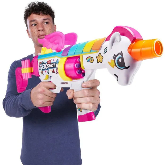 ZURU XSHOT Skins Blastercorn Rizz Master - Pistolet à fléchettes avec corne lumineuse et ailes - 24 fléchettes - Technologie Air Pocket - À partir de 8 ans
