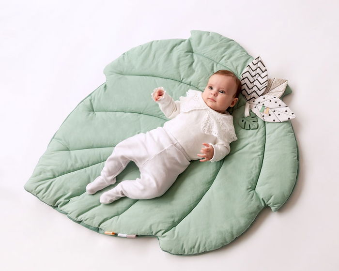 KioKids Couverture d'activités sensorielle en forme de feuille en coton pour bébé +2 mois avec mordedor de silicona, jouet crépitant et étiquettes de tissu - Vert salvia