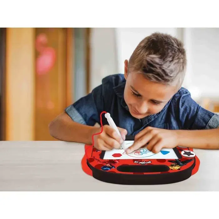 Lexibook - Ardoise Magnétique Miraculous - Format A5 - Rouge - Jeu de Dessin pour Enfant - Inclut Stylo et 3 Tampons - À partir de 3 ans