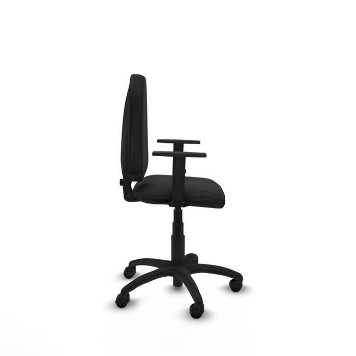 Chaise de bureau Aýna avec mécanisme de contact permanent de base, revêtue de simili cuir noir. Équipée d'une base en polyamide noir, d'accoudoirs 1D et de roulettes en nylon de 50 mm.