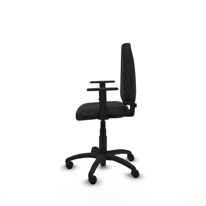 Chaise de bureau Aýna avec mécanisme de contact permanent de base, revêtue de simili cuir noir. Équipée d'une base en polyamide noir, d'accoudoirs 1D et de roulettes en nylon de 50 mm.