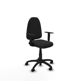 Chaise de bureau Aýna avec mécanisme de contact permanent de base, revêtue de simili cuir noir. Équipée d'une base en polyamide noir, d'accoudoirs 1D et de roulettes en nylon de 50 mm.