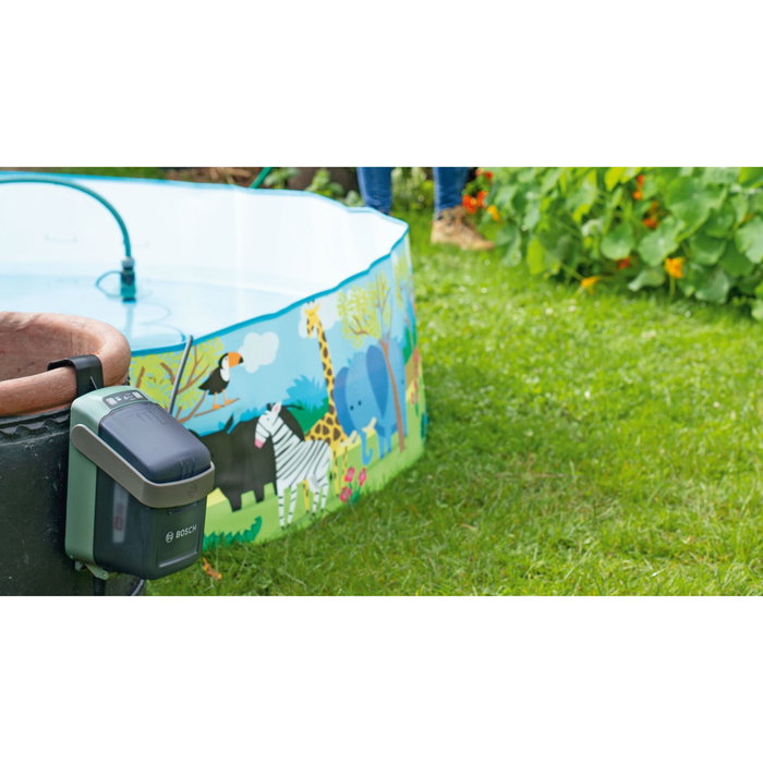 Bosch GardenPump 18V-2000 avec batterie 2,5 Ah et accessoires de fixation