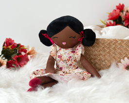 KioKids - Poupée de chiffon brune pour bébé +10 mois, 100% polyester, tenue fleurie avec rubans roses, douce et légère