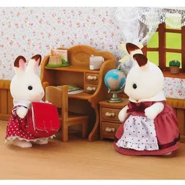 Sylvanian Families - Bureau Soeur Lapin Chocolat pour Enfant avec 8 Accessoires - Chaise, Cartable, Set de Bureau, Décoration - À partir de 4 ans