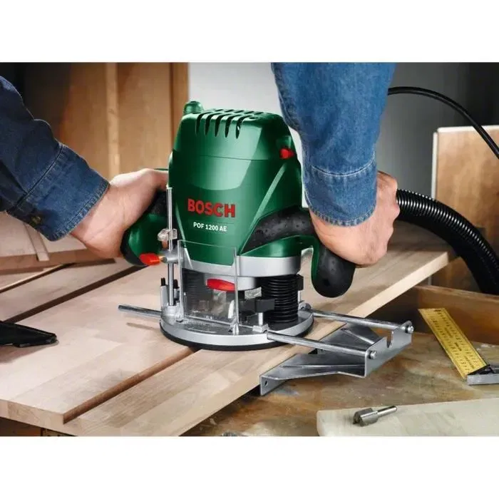 Bosch POF 1200 AE Défonceuse 1200W, 11000 à 28000 tr/min avec constante électronique pour fraisage et profilage du bois Bosch POF 1200 AE Défonceuse 1200W, 11000 à 28000 tr/min avec constante électronique pour fraisage et profilage du bois