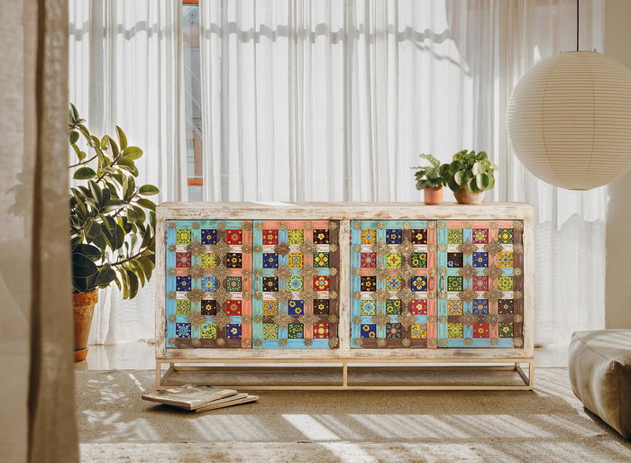 GINER Y COLOMER Buffet 4 portes en bois de manguier et métal, finition blanc vieilli avec incrustations de bronze, 90 cm de large x 40 cm de profondeur