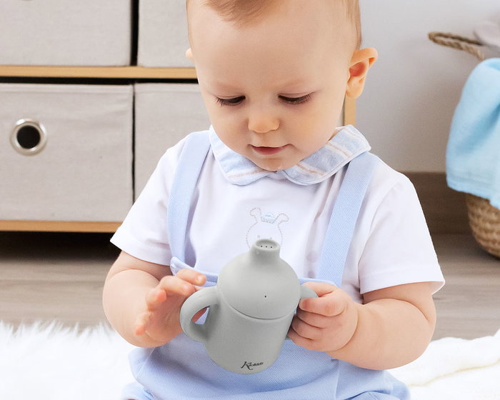KioKids Tasse d'apprentissage en silicone grise avec poignées 120 mL, pour bébé à partir de 4 mois KioKids Tasse d'apprentissage en silicone grise avec poignées 120 mL, pour bébé à partir de 4 mois