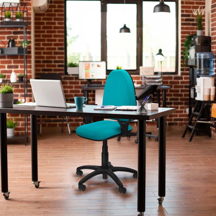 Chaise de bureau Aýna avec mécanisme de contact permanent de base, rembourrée de tissu bleu ciel. Équipée d'une base en polyamide noir, d'accoudoirs fixes et de roulettes pour parquet