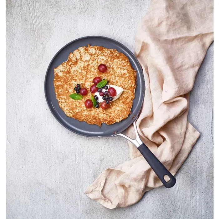 Cosy & Trendy CeraPro Crêpière en aluminium recyclé 25 cm - Revêtement céramique sans PFAS, tous feux induction, poignées inox