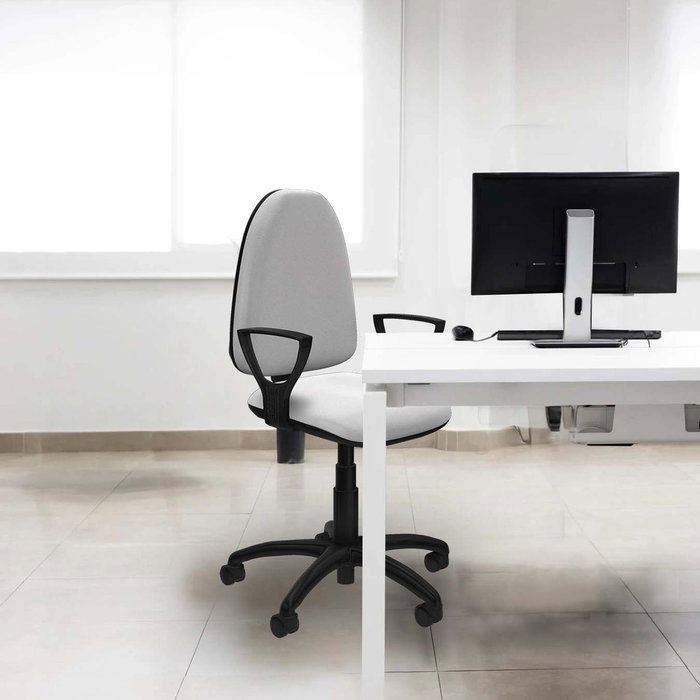Chaise de bureau Aýna avec mécanisme Contact permanent de base, rembourrée de tissu vert bouteille. Équipée d'une base en polyamide noir, d'accoudoirs fixes et de roulettes en nylon de 50 mm.