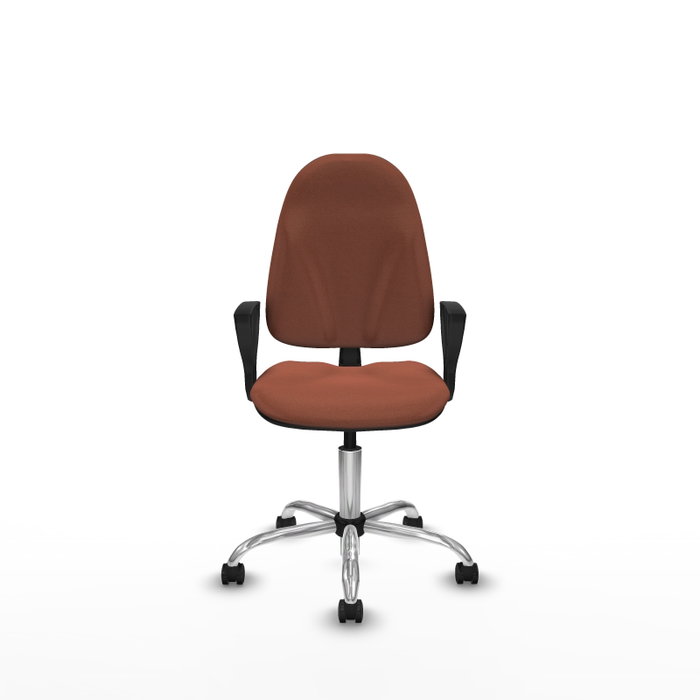 Chaise de bureau Algarra avec mécanisme de contact permanent de base, recouverte de tissu marron. Équipée d'une base chromée, d'accoudoirs fixes et de roulettes pour parquet.