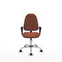 Chaise de bureau Algarra avec mécanisme de contact permanent de base, recouverte de tissu marron. Équipée d'une base chromée, d'accoudoirs fixes et de roulettes pour parquet.
