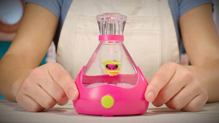 Bizak Fizzy Pets - Animal aquatique, bouteille magique qui révèle une adorable mascotte en ajoutant de l'eau, avec sons et lumières, pour enfants dès 5 ans