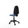 Chaise de bureau Aýna avec mécanisme de contact permanent de base, rembourrée de tissu bleu ciel. Équipée d'une base en polyamide noir, sans accoudoirs et de roulettes en nylon de 50 mm