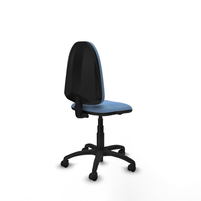 Chaise de bureau Aýna avec mécanisme de contact permanent de base, rembourrée de tissu bleu ciel. Équipée d'une base en polyamide noir, sans accoudoirs et de roulettes en nylon de 50 mm