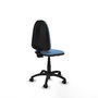 Chaise de bureau Aýna avec mécanisme de contact permanent de base, rembourrée de tissu bleu ciel. Équipée d'une base en polyamide noir, sans accoudoirs et de roulettes en nylon de 50 mm