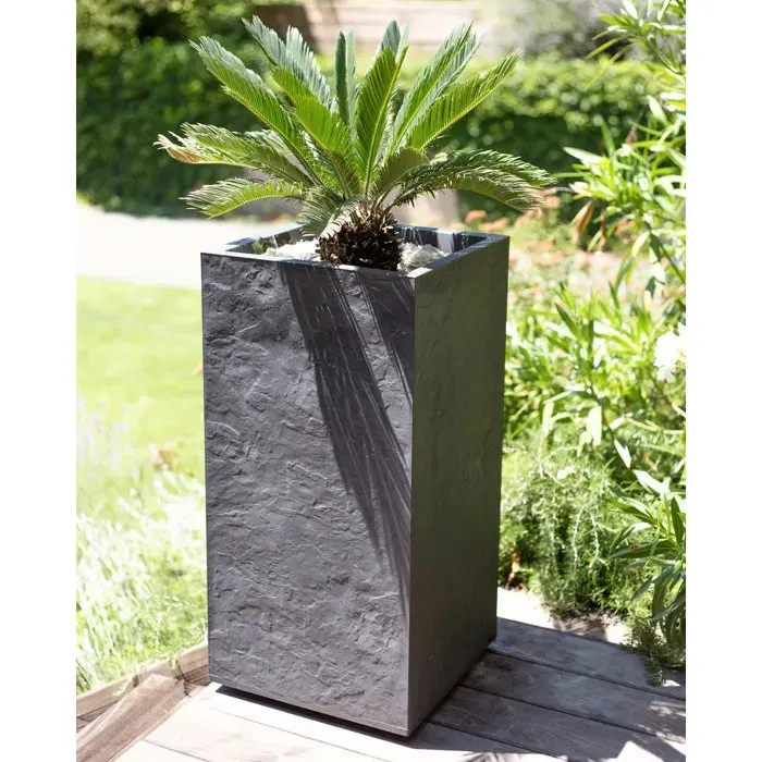 EDA Bac à fleurs carré haut 40 cm Volcania - 31 L - Intérieur/Extérieur - 39.5 x 39.5 x H 80 cm - Gris anthracite - Empilable et modulable EDA Bac à fleurs carré haut 40 cm Volcania - 31 L - Intérieur/Extérieur - 39.5 x 39.5 x H 80 cm - Gris anthracite - Empilable et modulable