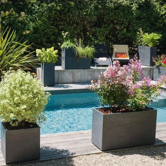 EDA Bac à fleurs carré haut 40 cm Volcania - 31 L - Intérieur/Extérieur - 39.5 x 39.5 x H 80 cm - Gris anthracite - Empilable et modulable EDA Bac à fleurs carré haut 40 cm Volcania - 31 L - Intérieur/Extérieur - 39.5 x 39.5 x H 80 cm - Gris anthracite - Empilable et modulable