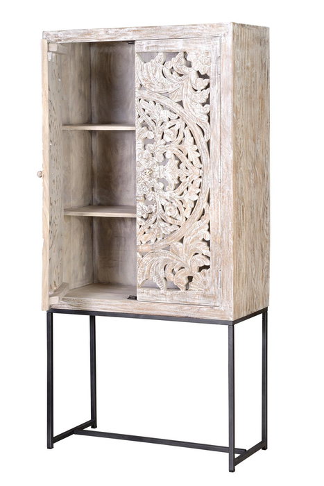 GINER Y COLOMER - Vitrine en bois de manguier massif sculpté à la main, finition blanc vieilli et base grise métal, 176 x 85 x 38 cm