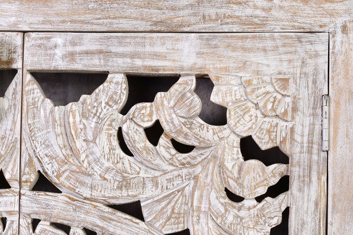 GINER Y COLOMER - Vitrine en bois de manguier massif sculpté à la main, finition blanc vieilli et base grise métal, 176 x 85 x 38 cm