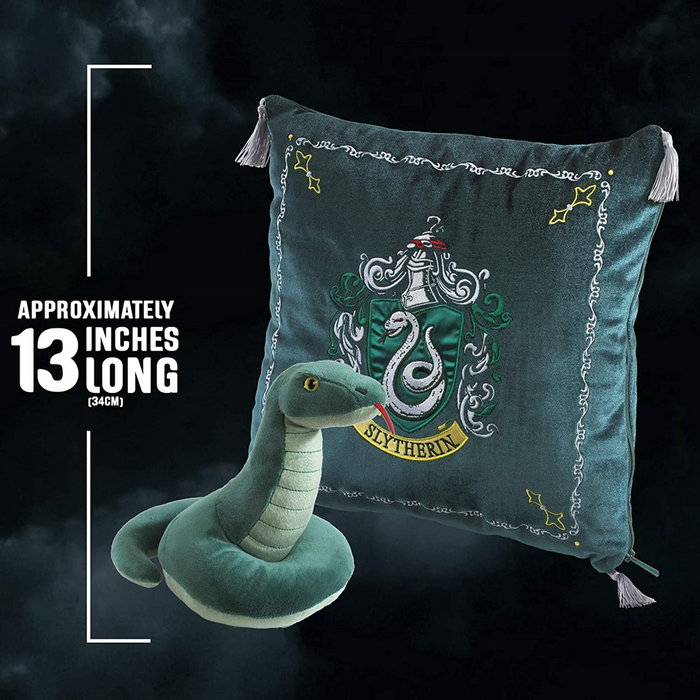 The Noble Collection Peluche Harry Potter Slytherin Serpent 20 cm avec Coussin 33 cm The Noble Collection Peluche Harry Potter Slytherin Serpent 20 cm avec Coussin 33 cm