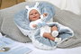 Muñecas Arias Muñeca Elegance - Poupée d'étreinte pondérée de 35 cm bleue avec couverture - Muñeco de Peso - 3 ans et plus