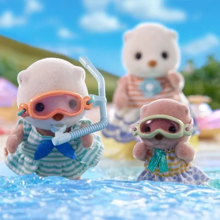 Sylvanian Families - Famille Loutre de mer - 5804 - Set avec 2 poupées articulées, bouée, masque, tuba, épuisette et seau - Figurines et accessoires