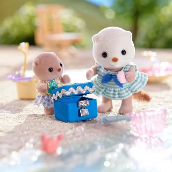 Sylvanian Families - Famille Loutre de mer - 5804 - Set avec 2 poupées articulées, bouée, masque, tuba, épuisette et seau - Figurines et accessoires