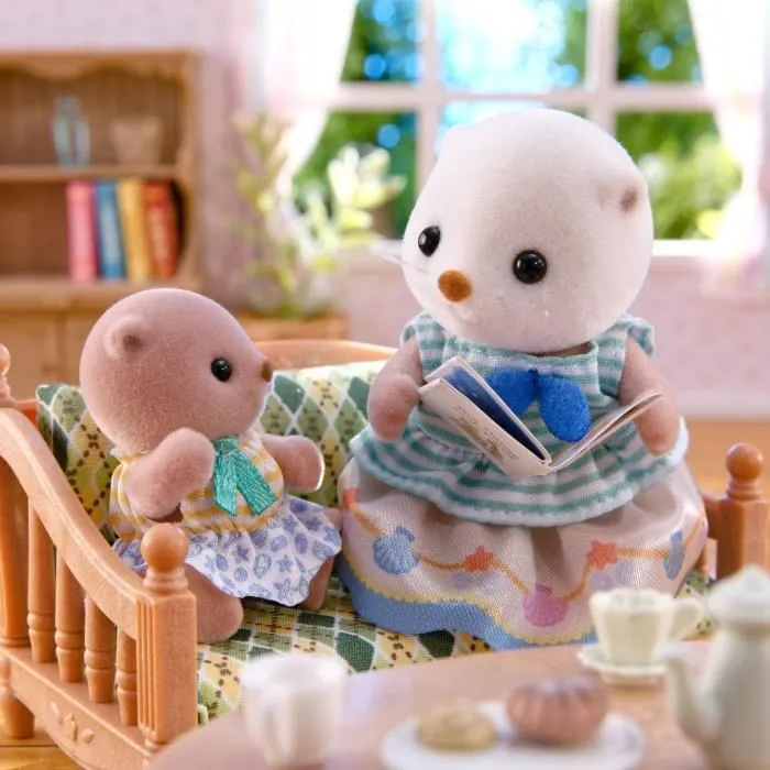 Sylvanian Families - Famille Loutre de mer - 5804 - Set avec 2 poupées articulées, bouée, masque, tuba, épuisette et seau - Figurines et accessoires