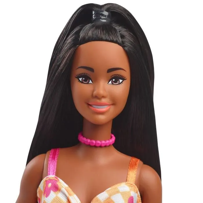 Barbie Poupée Barbie Fashionistas Printemps HYT91, Robe Midi à Carreaux Orange et Blanc, Cheveux Noirs, 3 Ans et Plus