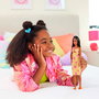 Barbie Poupée Fashionista Look avec Robe Midi à Fleurs et Coiffure mi-relevée mi-défaite - Multilingue (FR/EN/ES/DE/IT/PT) - +3 ans