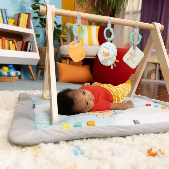 Disney Baby - Tapis d'éveil évolutif Winnie l'Ourson Once Upon a Tummy Time - Arche en bois pliable avec jouets sensoriels, miroir sécurisé, étiquettes sensorielles et peluche