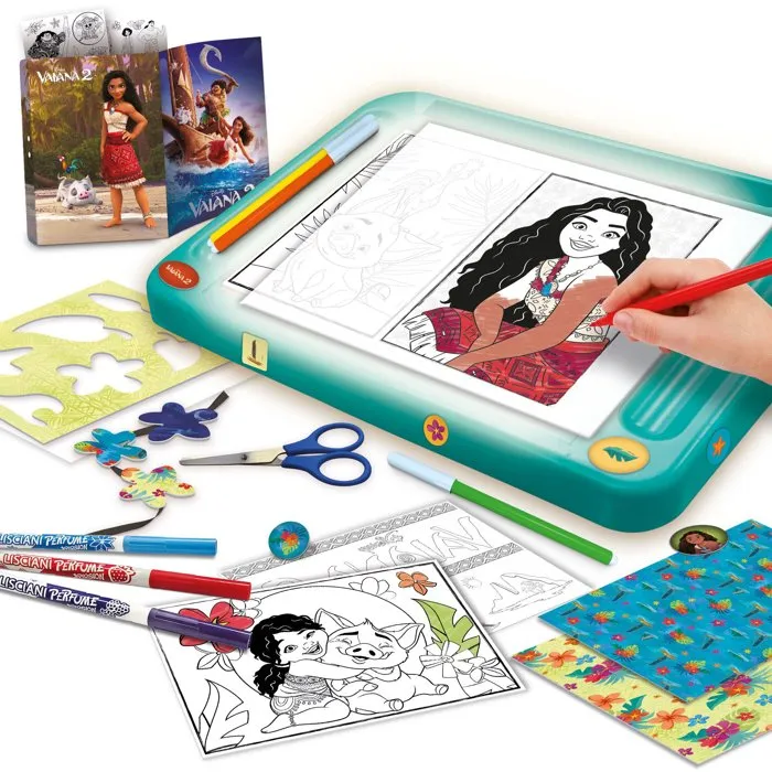 Lisciani Giochi - Table Lumineuse Dessin École de Dessin A4 Disney Vaiana 2 - Kit Créatif Complet avec Pochoirs, Feutres Parfumés et Autocollants pour Enfants dès 5 ans