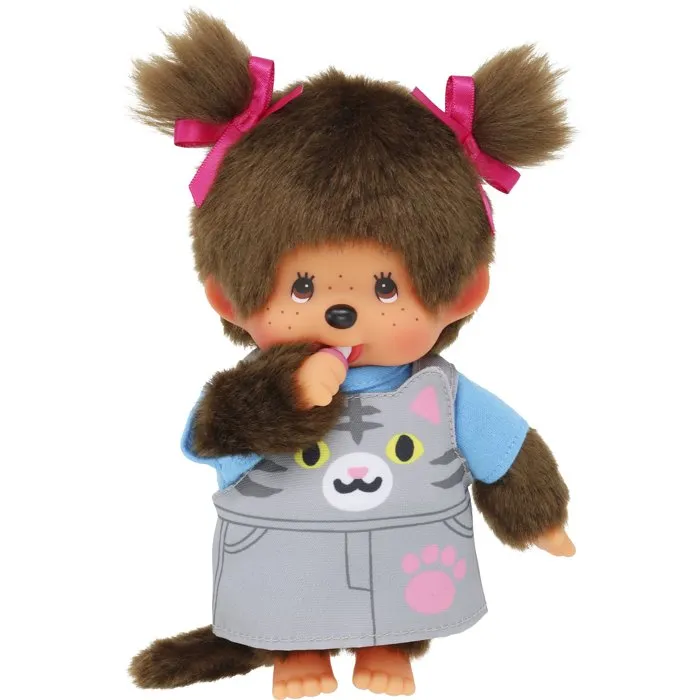 Monchhichi Peluche BANDAI 20 cm, Salopette motif chat rose, Toucher doux et visage expressif, Idéal collection