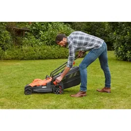 Black + Decker BEMW461BH-QS Tondeuse électrique filaire 1400 W, Largeur de coupe 34 cm, Idéale petits jardins pelouses jusqu'à 400 m²
