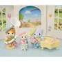 Sylvanian Families - Le Concert de la Crèche - Figurines Miniatures Articulées Bébés Chat Roux, Éléphant et Lapin avec Instruments - Jouet pour Enfants Dès 3 Ans
