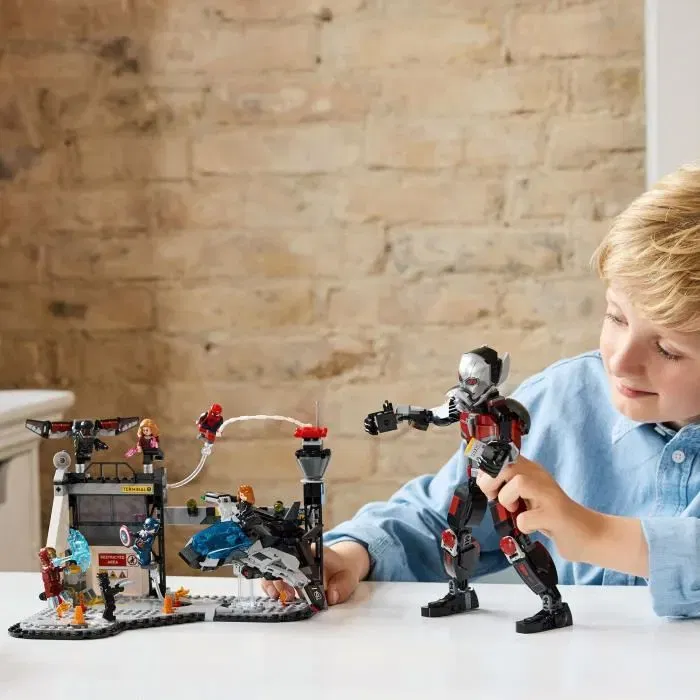 LEGO Marvel 76314 Captain America : Civil War - Le Combat à l'Aéroport, Jouet de Construction avec 9 Figurines et 736 Pièces pour Enfants à Partir de 10 Ans